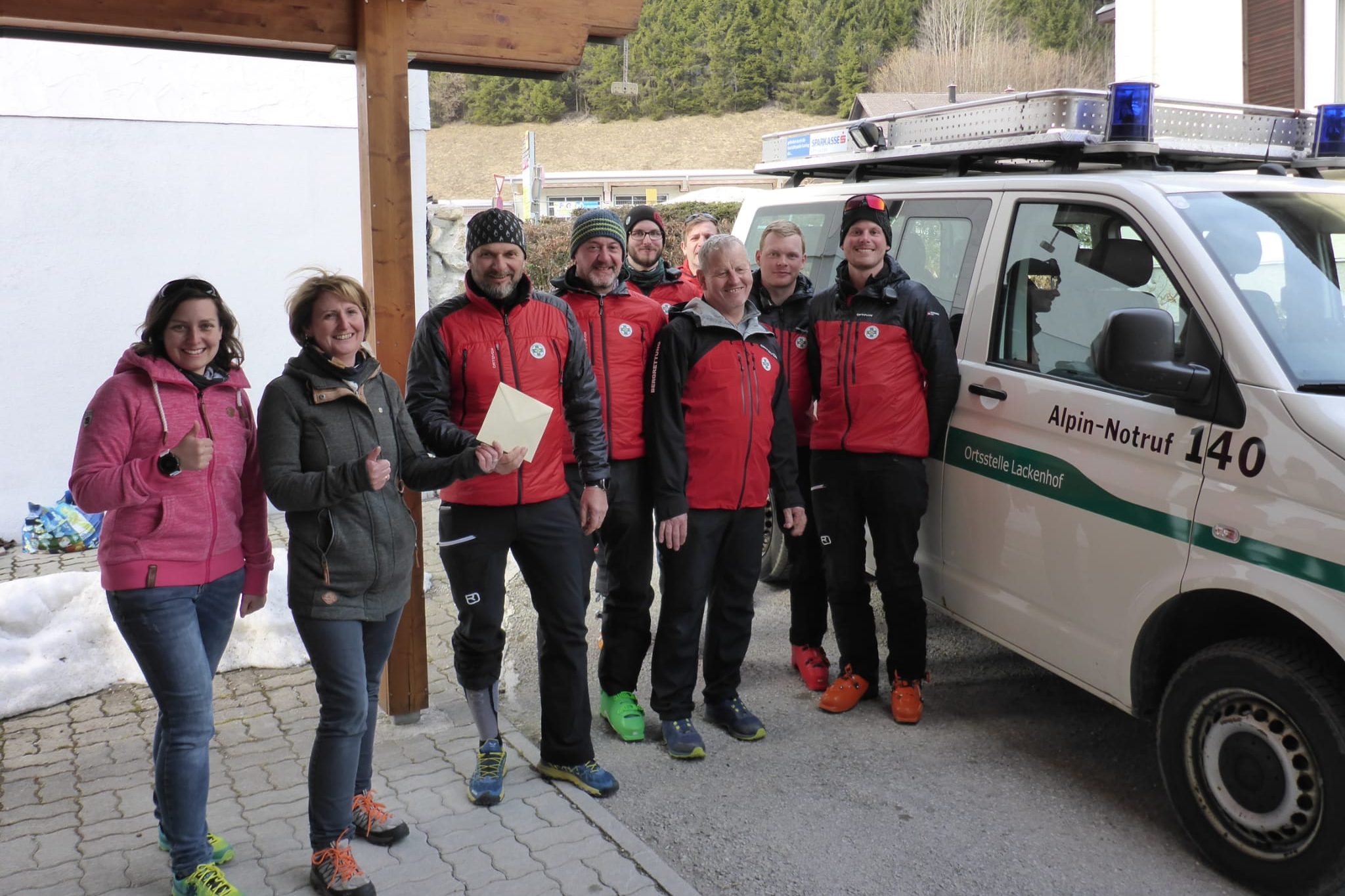 Gruppenfoto der Spendenübergabe an die Bergrettung Lackenhof